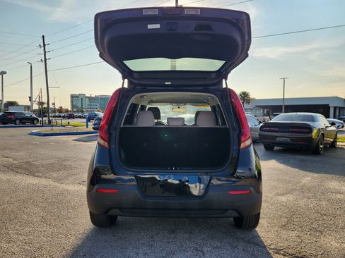 Used 2022 Kia Soul LX image 17