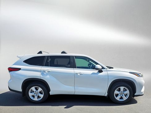 Used 2023 Toyota Highlander L image 6