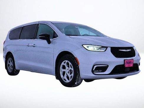 Used 2024 Chrysler Pacifica Limited image 6