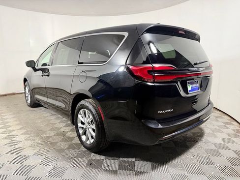 Used 2023 Chrysler Pacifica Touring-L AWD/4WD image 4