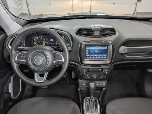 Used 2018 Jeep Renegade Latitude AWD/4WD image 17