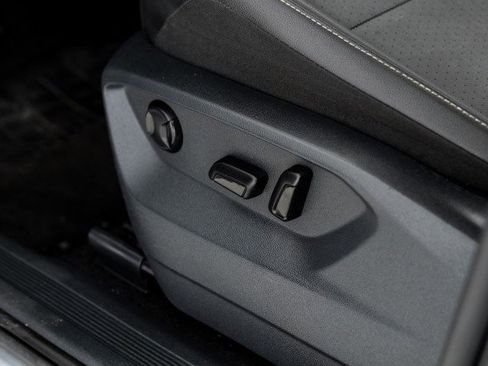 Used 2021 Volkswagen Tiguan SE R-Line image 31