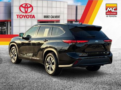 Used 2022 Toyota Highlander XLE FWD image 3