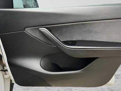 Used 2022 Tesla Model Y Long Range image 29