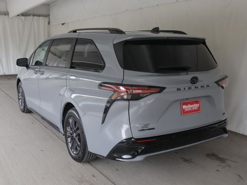 Used 2025 Toyota Sienna XSE w/ XSE Plus Package AWD/4WD image 26