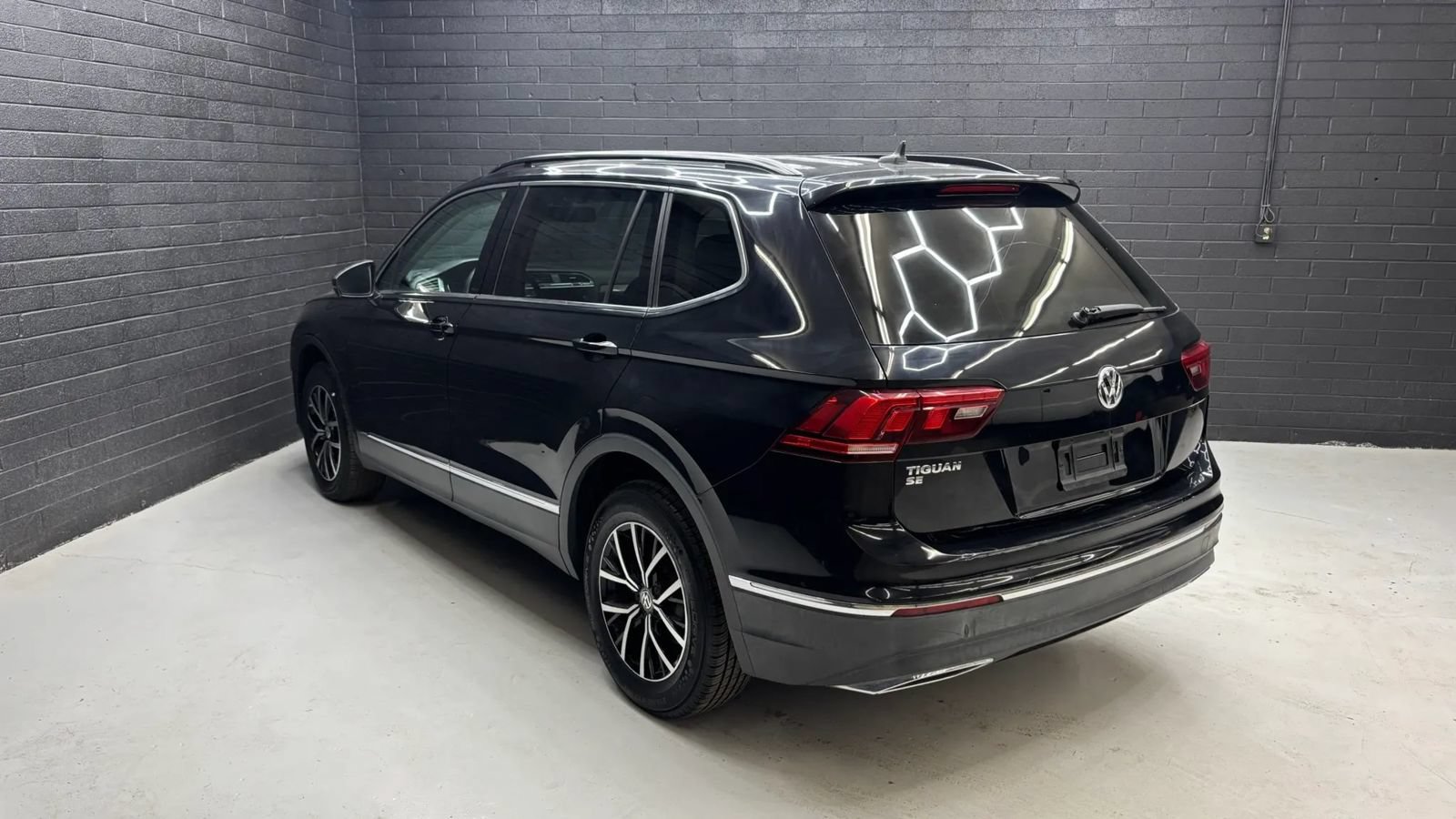 Used 2021 Volkswagen Tiguan SE FWD image 3
