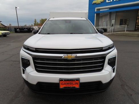 Used 2025 Chevrolet Traverse LT image 2