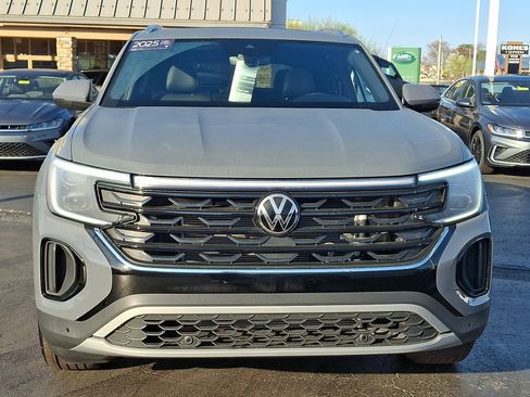 Certified 2025 Volkswagen Atlas Cross Sport SE w/ Panoramic Sunroof Package image 2