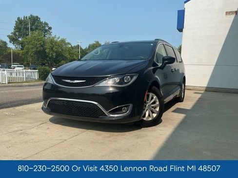 Used 2017 Chrysler Pacifica Touring-L FWD image 4