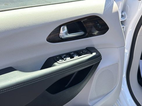Certified 2024 Chrysler Pacifica Limited FWD image 17