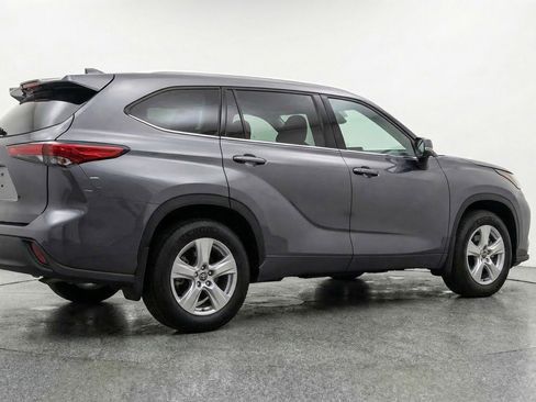 Used 2025 Toyota Highlander LE image 9