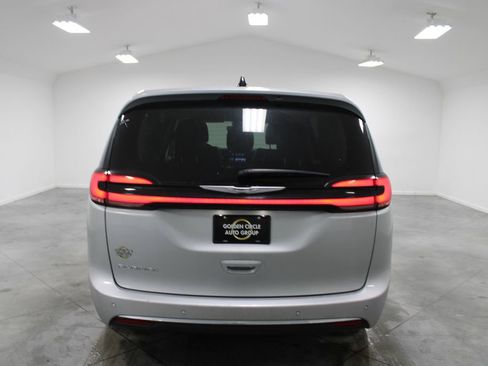 Used 2024 Chrysler Pacifica Touring-L FWD image 8