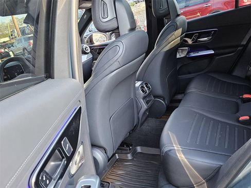 Used 2025 Mercedes-Benz GLC 300 4MATIC image 12