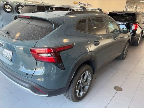 Used 2025 Chevrolet Trax LT w/ Driver Confidence Package FWD image 2