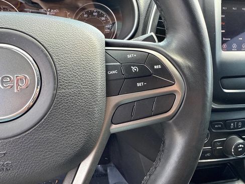 Used 2019 Jeep Cherokee Latitude Plus image 19