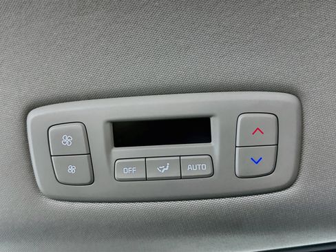 Used 2025 Kia Carnival FWD image 27