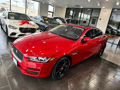 Used 2018 Jaguar XE Premium image 2