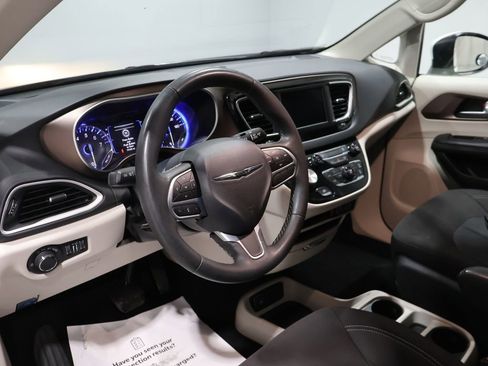 Used 2023 Chrysler Voyager LX image 15