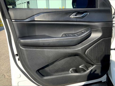 Used 2024 Jeep Grand Cherokee L Laredo image 39