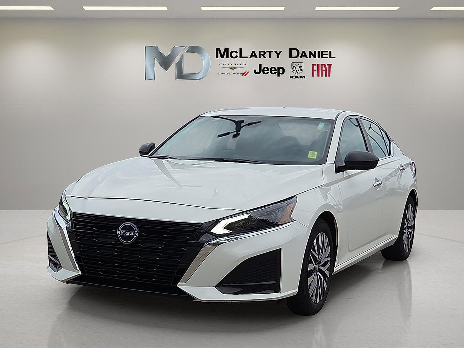 Used 2025 Nissan Altima 2.5 SV FWD image 2