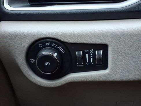 Used 2023 Chrysler Pacifica Touring-L image 20