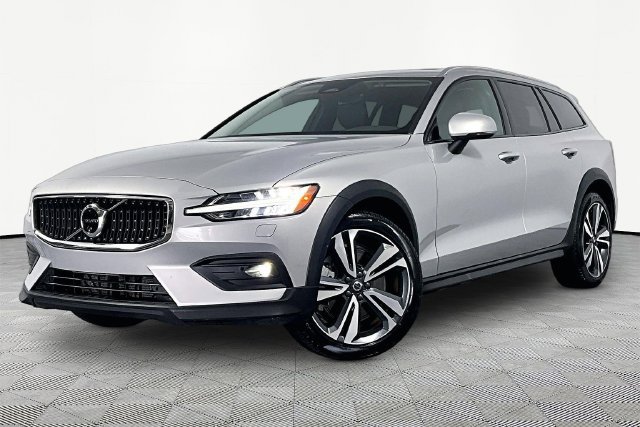 Used 2025 Volvo V60 B5 Cross Country Plus AWD/4WD image 2