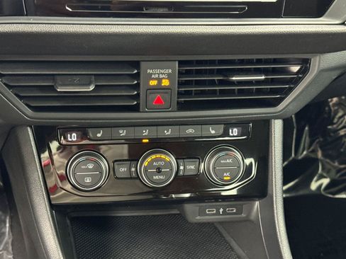 Used 2023 Volkswagen Jetta SE w/ Panoramic Sunroof Package FWD image 18