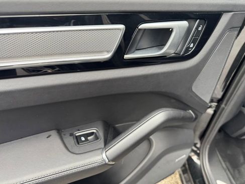 Used 2023 Porsche Cayenne Platinum Edition image 16