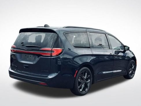 Used 2025 Chrysler Pacifica Limited FWD image 6