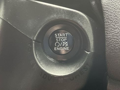 Used 2017 Jeep Renegade Trailhawk w/ Popular Equipment Group AWD/4WD image 18