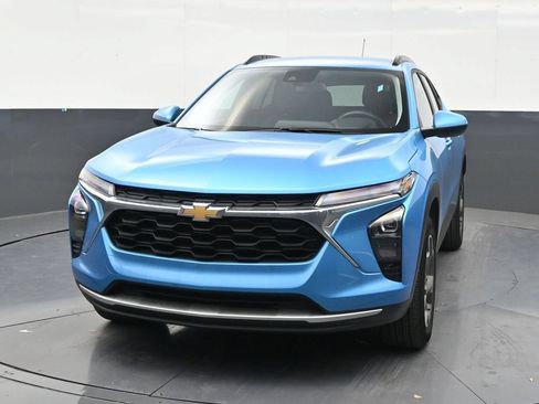 Used 2025 Chevrolet Trax LT FWD image 8