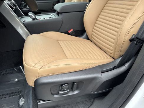 New 2025 Land Rover Discovery Dynamic SE image 15