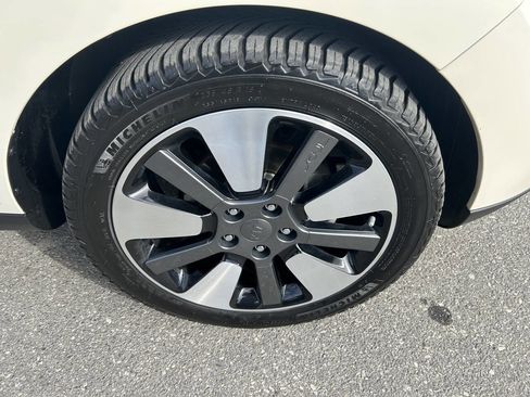 Used 2016 Kia Soul ! w/ Premium Package image 13