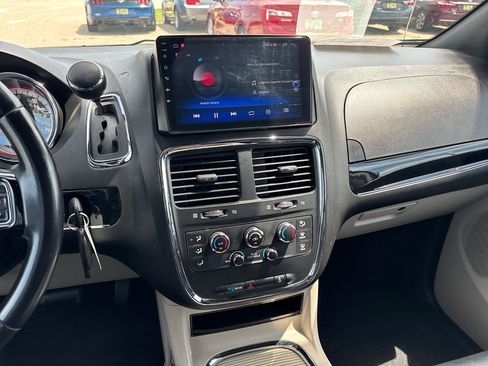 Used 2018 Dodge Grand Caravan SXT FWD image 16