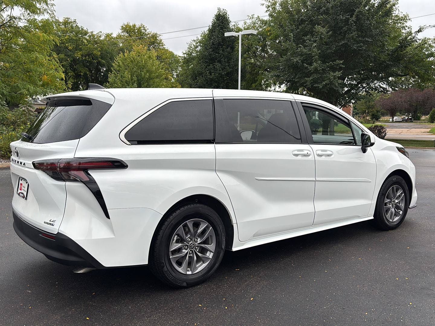 Used 2024 Toyota Sienna LE AWD/4WD image 10
