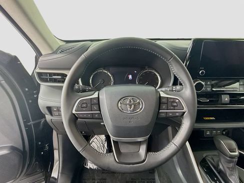 Certified 2025 Toyota Highlander XLE FWD image 13