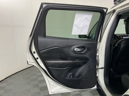 Used 2019 Jeep Cherokee Trailhawk AWD/4WD image 22