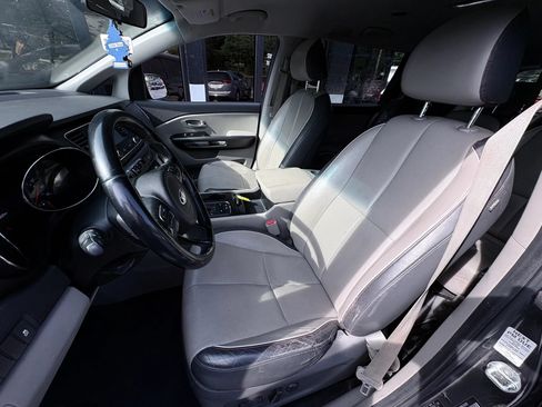 Used 2017 Kia Sedona LX w/ LX Essentials Premium Package FWD image 12