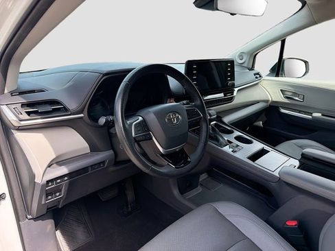 Used 2022 Toyota Sienna Limited FWD image 27