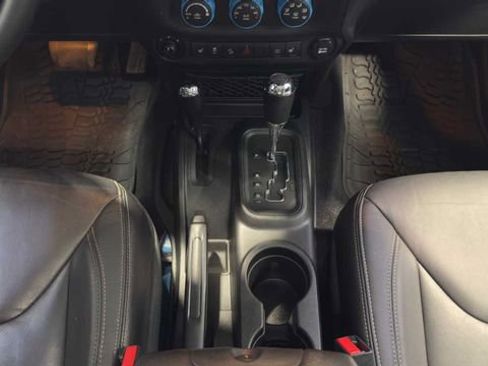 Used 2017 Jeep Wrangler Unlimited Rubicon w/ Connectivity Group AWD/4WD image 18