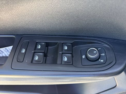 Used 2025 Volkswagen Taos SE AWD/4WD image 15