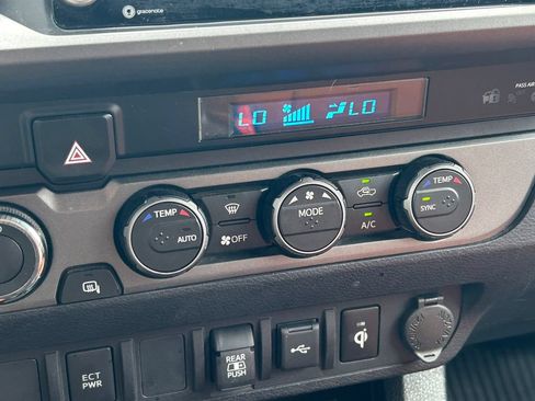Certified 2022 Toyota Tacoma TRD Off-Road AWD/4WD image 31