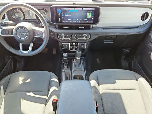 Used 2025 Jeep Wrangler Unlimited Sahara AWD/4WD image 25