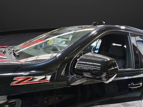 Used 2025 Chevrolet Suburban Z71 image 11