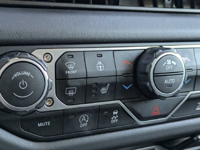 Used 2025 Jeep Wrangler Unlimited Sahara AWD/4WD image 24