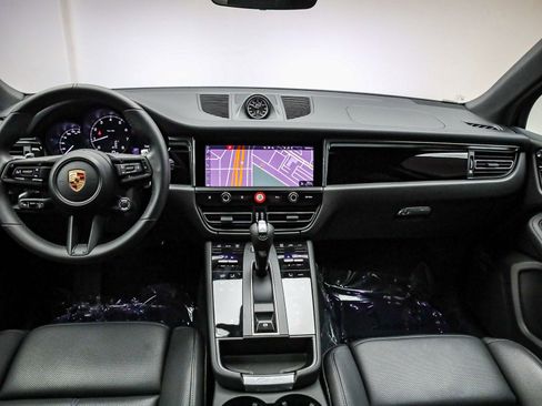Used 2025 Porsche Macan image 16