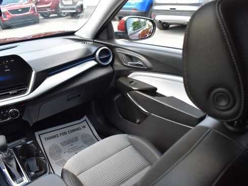 Used 2024 Chevrolet Trax LT w/ Sunroof Package FWD image 16