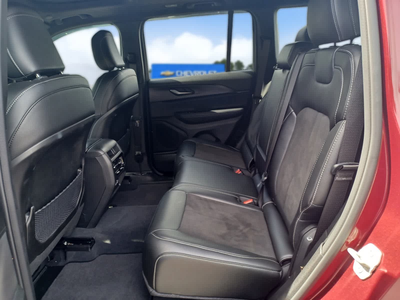 Used 2023 Jeep Grand Cherokee Altitude AWD/4WD image 18