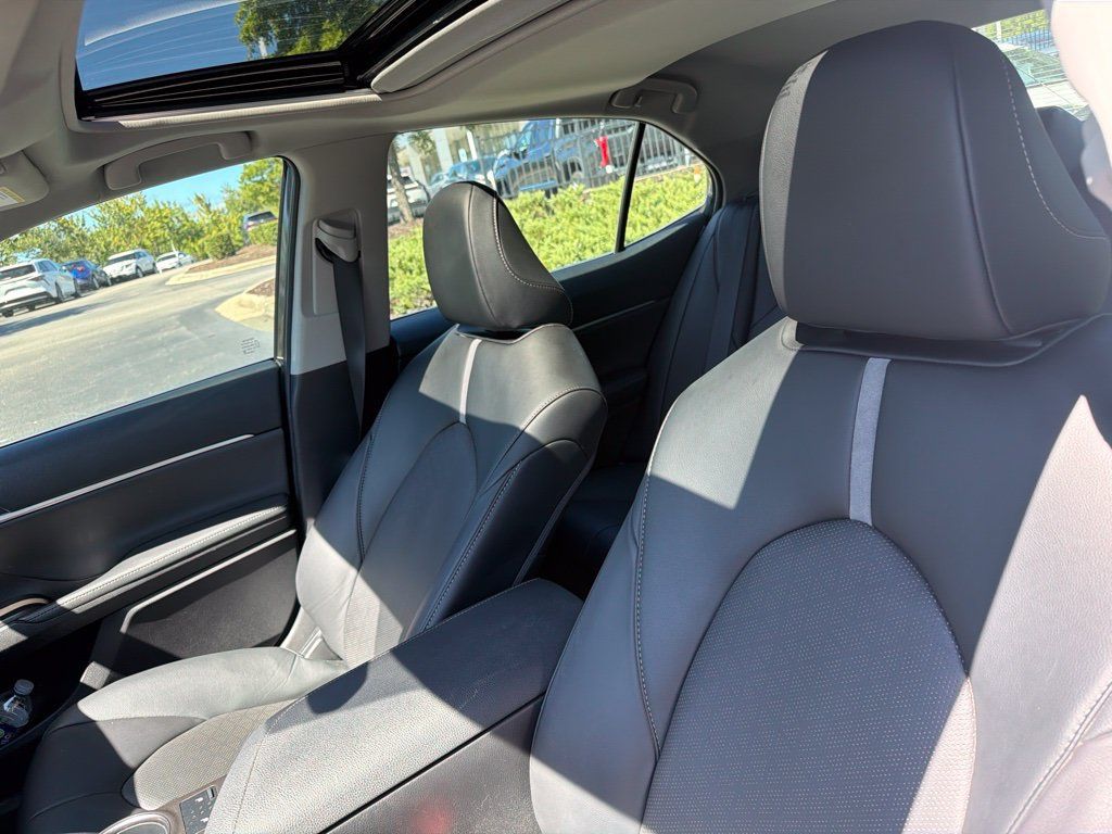 Used 2022 Toyota Camry XSE FWD image 9