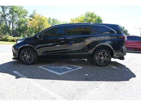 Used 2022 Toyota Sienna XLE image 9